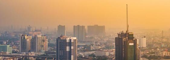 grattacielo di bangkok vista di molti edifici e gru in campo edile, thailandia. bangkok è la città più popolata del sud-est asiatico con un sesto della popolazione che vive e visita bangkok ogni giorno foto