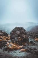 grande roccia nella nebbia foto