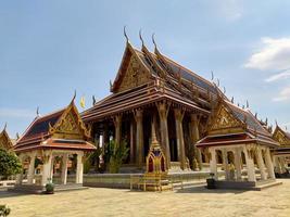 grand palace wat phra kaewtemple of the emerald buddhapunto di riferimento della thailandia in cui i turisti di tutto il mondo non mancano di visitare. foto