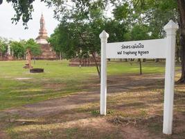 wat tra phang ngoen temple parco storico di sukhothai situato sul lato ovest di wat mahathat a 300 metri dal tempio di mahathat all'interno del parco storico di sukhothai sito del patrimonio mondiale. foto