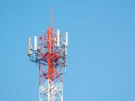 torre di trasmissione radio sullo sfondo del cielo. foto