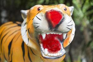 il monumento della tigre nel parco cittadino della thailandia. foto
