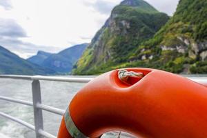 salvagente in barca in aurlandsfjord sognefjord, norvegia. foto