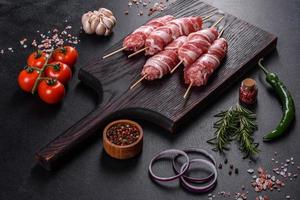 un delizioso piatto di carne di maiale avvolta da deliziosi pezzi di pancetta foto