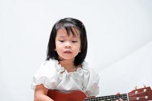 bambino felice che impara musica su sfondo bianco. copia spazio. foto
