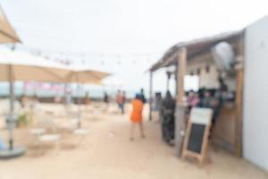 sfocatura astratta bar sulla spiaggia per lo sfondo foto