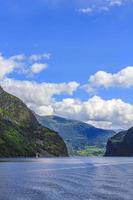 norvegese bellissimo paesaggio di montagna e fiordo, aurlandsfjord sognefjord in norvegia. foto