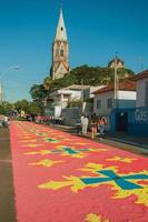 sao manuel, brasile - 31 maggio 2018. persone che camminano per strada e ammirano i tappeti di sabbia colorati realizzati per la celebrazione della settimana santa di sao manuel. un piccolo paese nella campagna dello stato di san paolo. foto