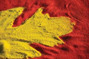 Sao manuel, brasile - 31 maggio 2018. dettaglio del disegno sul colorato tappeto di sabbia realizzato dai devoti per la celebrazione della settimana santa in sao manuel. un piccolo paese nella campagna dello stato di san paolo. foto