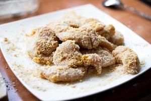 impanare i pezzi di pollo pronti per la frittura. preparazione di una cena tradizionale polacca. foto