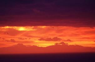 montagna sotto le nuvole durante il tramonto foto