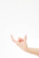 mano femminile che misura oggetti invisibili, palmo della donna che fa gesto mentre mostra una piccola quantità di qualcosa su sfondo bianco isolato, vista laterale, primo piano, ritaglio, copia spazio foto