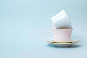 due tazze e piattini in porcellana per tè o caffè foto