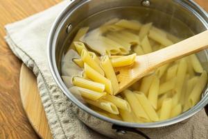 penne cotte in pentola. foto