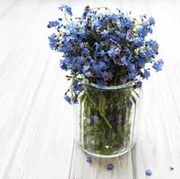 bouquet di fiori del nontiscordardime in vaso di vetro