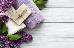 asciugamani e sapone spa e fiori di lolac foto