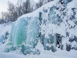 cascata ghiacciata e ghiaccioli, bellissimo paesaggio in norvegia. foto