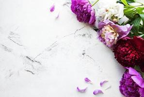 fiori di peonia su uno sfondo di marmo