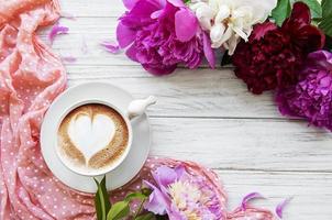 fiori di peonia rosa e tazza di caffè foto