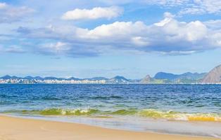 vista panoramica della spiaggia di flamengo e paesaggio urbano rio de janeiro brasile. foto