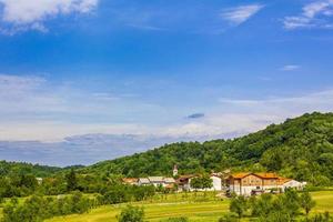 meraviglioso paesaggio di montagne e foreste con villaggio idilliaco in slovenia. foto