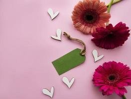 fiori di gerbera su uno sfondo rosa pastello foto