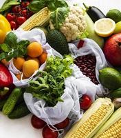 una varietà di frutta e verdura biologica foto