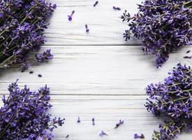 fiori freschi di bouquet di lavanda, vista dall'alto su sfondo di legno bianco foto