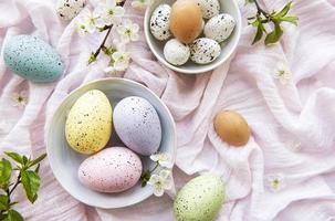 uova di Pasqua colorate con fiori di primavera sbocciano i fiori foto
