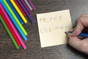 l'iscrizione sul pezzo di carta buon natale. foto