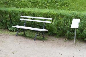 panchina solitaria nel parco cittadino di mosca. foto