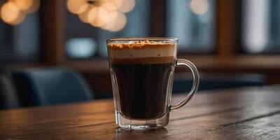 un' bicchiere di caffè con un' pochi caffè fagioli su il tavolo. foto