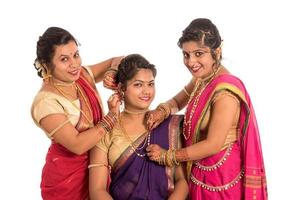 tradizionali belle ragazze indiane in sari in posa su sfondo bianco foto