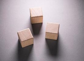 cubi di forme geometriche in legno foto