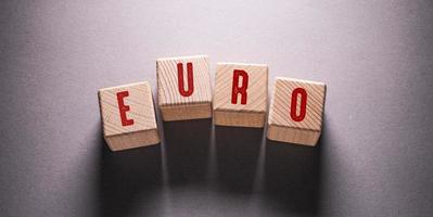 parola euro con cubetti di legno foto