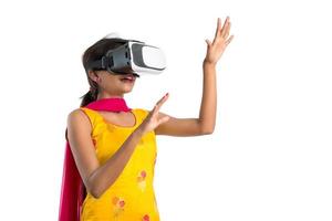 ragazza tradizionale indiana che tiene e mostra dispositivo vr, scatola vr, occhiali, cuffie per occhiali per realtà virtuale 3d, ragazza con moderna tecnologia futura di imaging su sfondo bianco.
