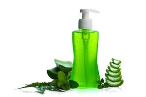 bottiglia di sapone liquido o crema o dispenser per il lavaggio del viso con aloe vera, neem e foglie di basilico isolati su sfondo bianco. foto