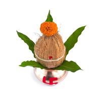 kalash in rame con cocco e foglia di mango con decorazione floreale su fondo bianco. essenziale nella puja indù. foto