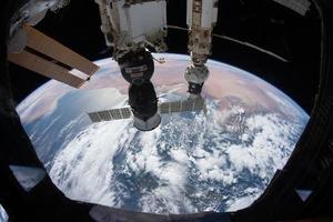 la stazione spaziale internazionale sopra il mar mediterraneo foto