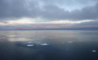 antartide campi di ghiaccio infiniti iceberg nel mare foto