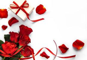 confezione regalo di san valentino e bouquet di rose rosse foto
