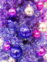 albero di natale e decorazione palla con viola. foto