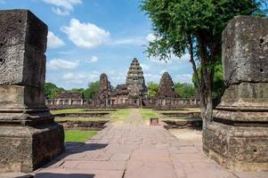 phimai parco storico phimai costruito secondo l'arte tradizionale dei khmer. phimai prasat hin probabilmente iniziò a costruire durante il regno di re suryavarman 1 tempes buddisti del XVI secolo. foto
