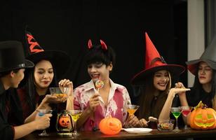 i giovani asiatici partecipano a una festa di halloween foto