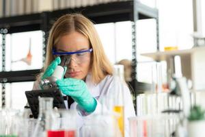 donne scientifiche nel laboratorio di chimica nel laboratorio di scienze foto