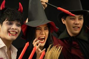 i giovani asiatici partecipano a una festa di halloween foto