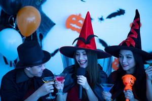 i giovani asiatici in costume partecipano a festeggiare alla festa di halloween foto