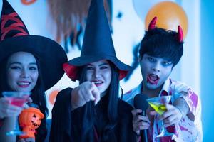 i giovani asiatici in costume partecipano a festeggiare alla festa di halloween foto