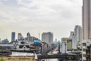 bangkok thailandia 22. maggio 2018 paesaggio urbano pioggia e traffico intenso a ratchthewi bangkok thailandia. foto
