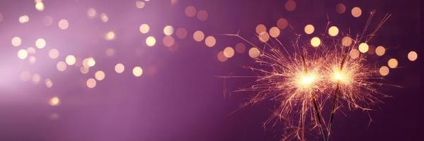 felice anno nuovo sfondo con stelle filanti incandescente. foto